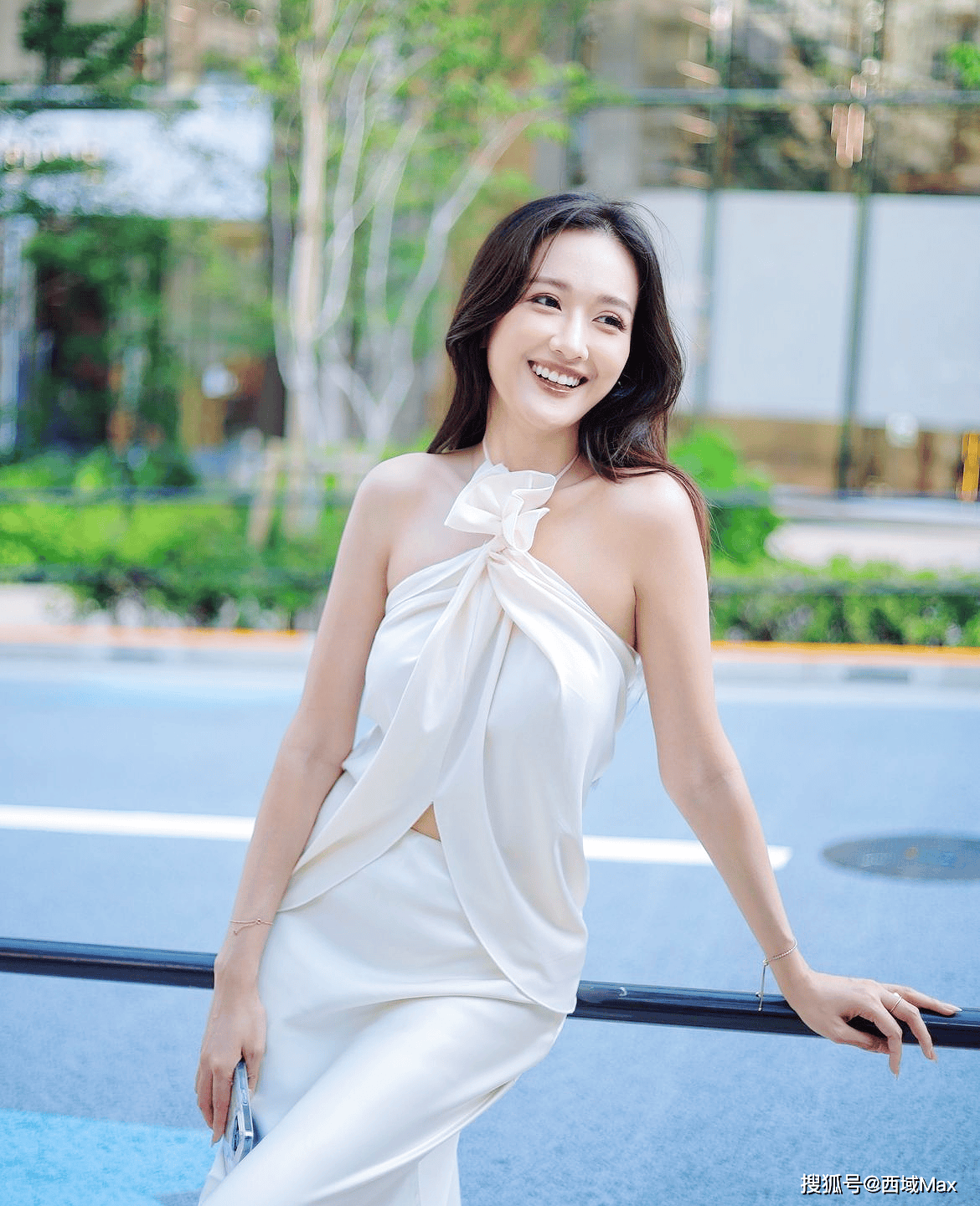 优雅转身，银色挂脖礼服裙让美女更显端庄风华！-搜狐大视野-搜狐新闻