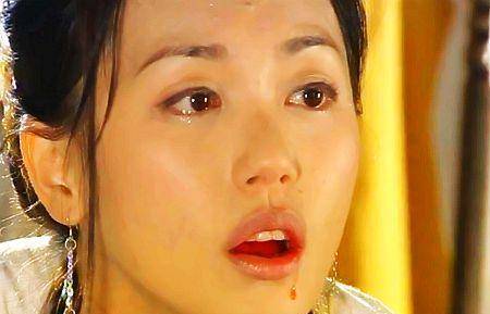 难怪谢逊会侵犯殷素素,杀妻之恨只是借口,扫地僧无意间说出真相