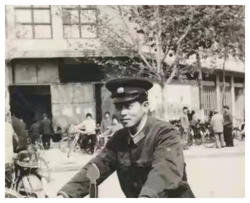 同时,全面展开排查,主要是看沿河的人员,有没有向河里抛过不明物体的?