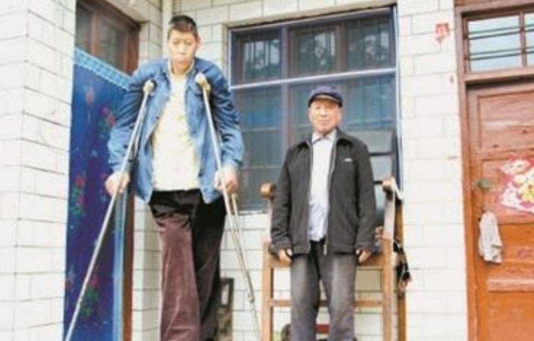 河南巨人王峰军:身高2.55米,18年前当特型演员,如今怎么样了?