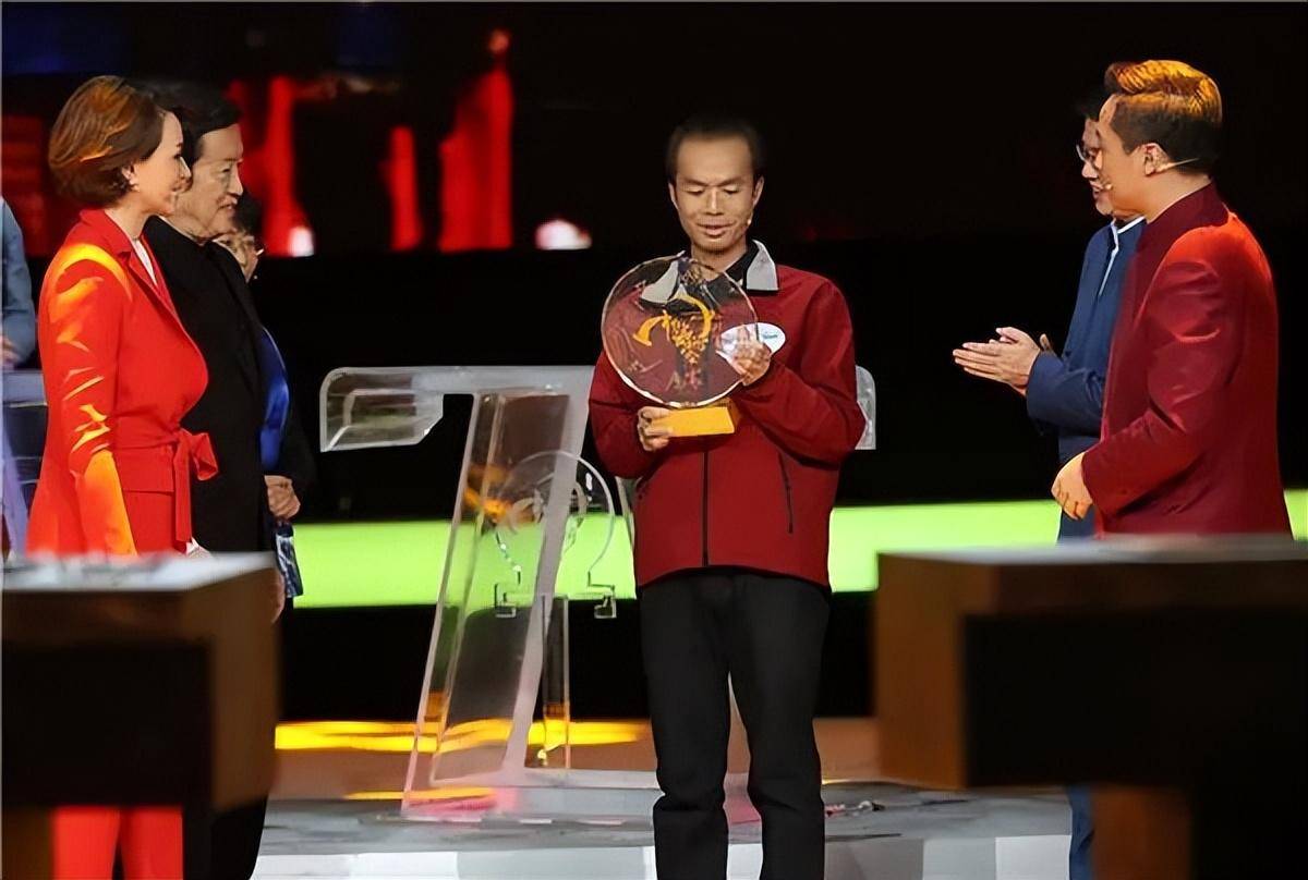 最终5比1战胜了北大研究生彭敏,一举获得了第三季的冠军.