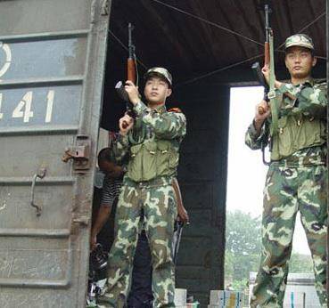 他们是武装押运兵的一种,大部分3人一组,押送的货物极为贵重