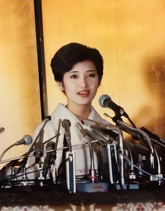 "樱花美人"山口百惠:21岁嫁人隐退,43年婚姻幸福,拥有大智慧
