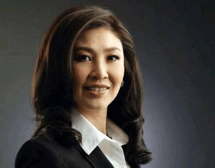 私底下,已经54岁的英拉不仅有"妹控"哥哥他信守护大半生;还有一个甘愿
