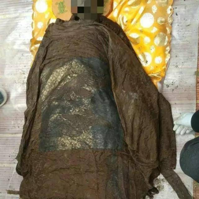 河南一施工队挖出明朝古墓,男尸胡子依稀可辨,墓葬结局令人唏嘘