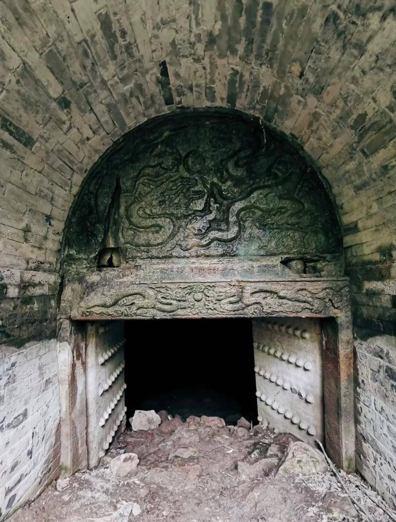 北京工地挖出简朴古墓,墓主人身着龙袍,还有东珠朝珠,他是谁?