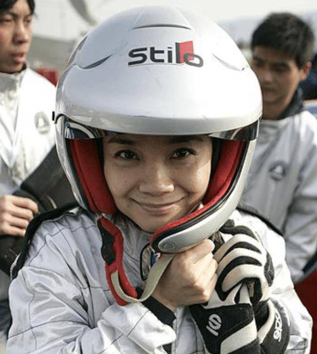 莫慧兰:独创"莫氏空翻"一枝独秀,退役后当主持开赛车做公益