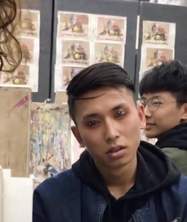 美术生睡懒觉玩出花样,眼皮上画眼睛,再画幅假眼镜,老师看懵了