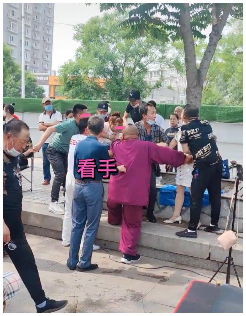 看手!沈阳两大妈打架,男子趁机满足自己的欲望,网友:真变态