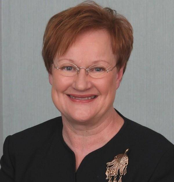 芬兰首位女总统:与男友同居15年却不婚,带着孩子去国会上班