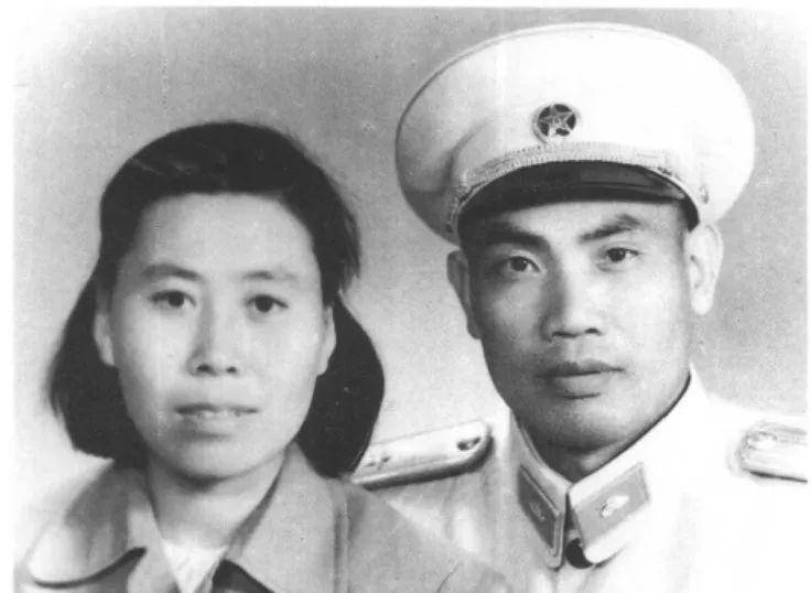 父子都当大军区副司令,父少将,儿中将,儿子60岁亲自抓歹徒