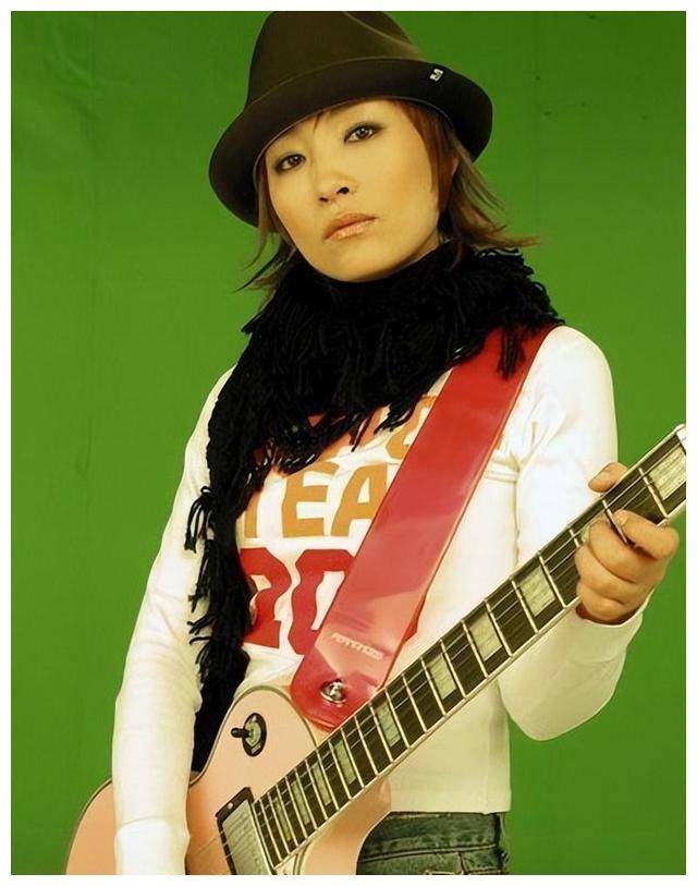 她凭借出色的唱功和个人魅力,斩获了十大中文金曲奖最佳女歌手,全球