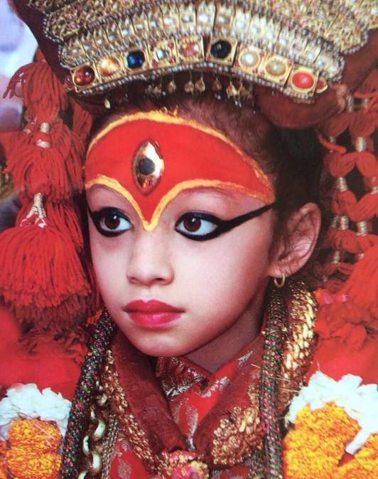 尼泊尔活女神:一年公开露面9次,脚不能沾地, "退休"后难嫁人