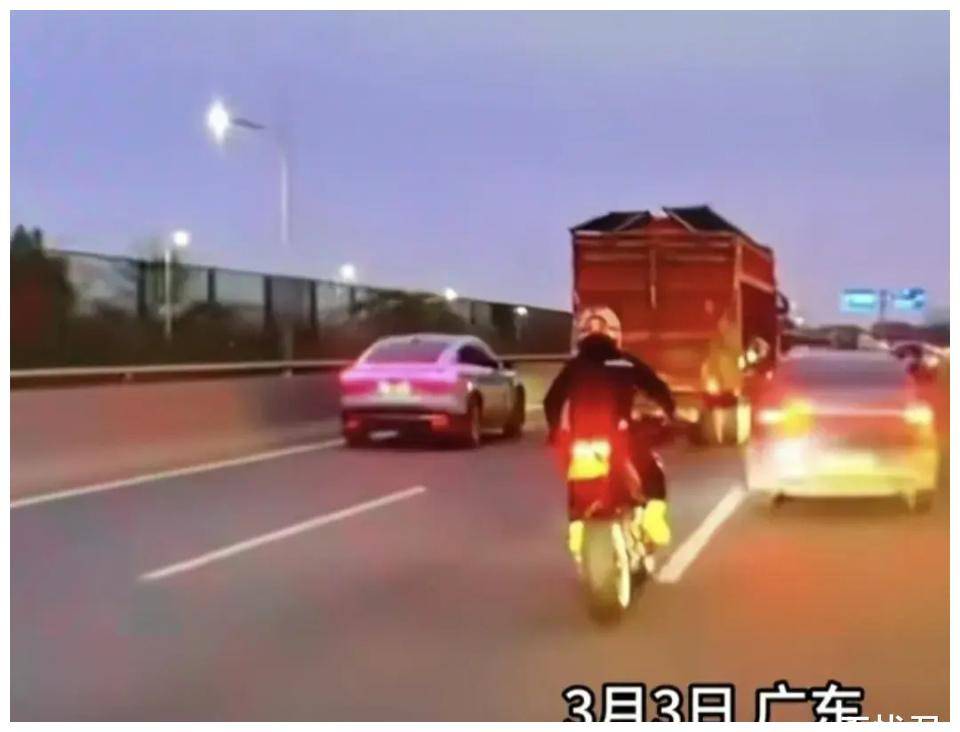 原创            闹大了！摩托车手砸轿车被撞翻后续：车型曝光，司机或涉肇事逃逸-摩托车被砸