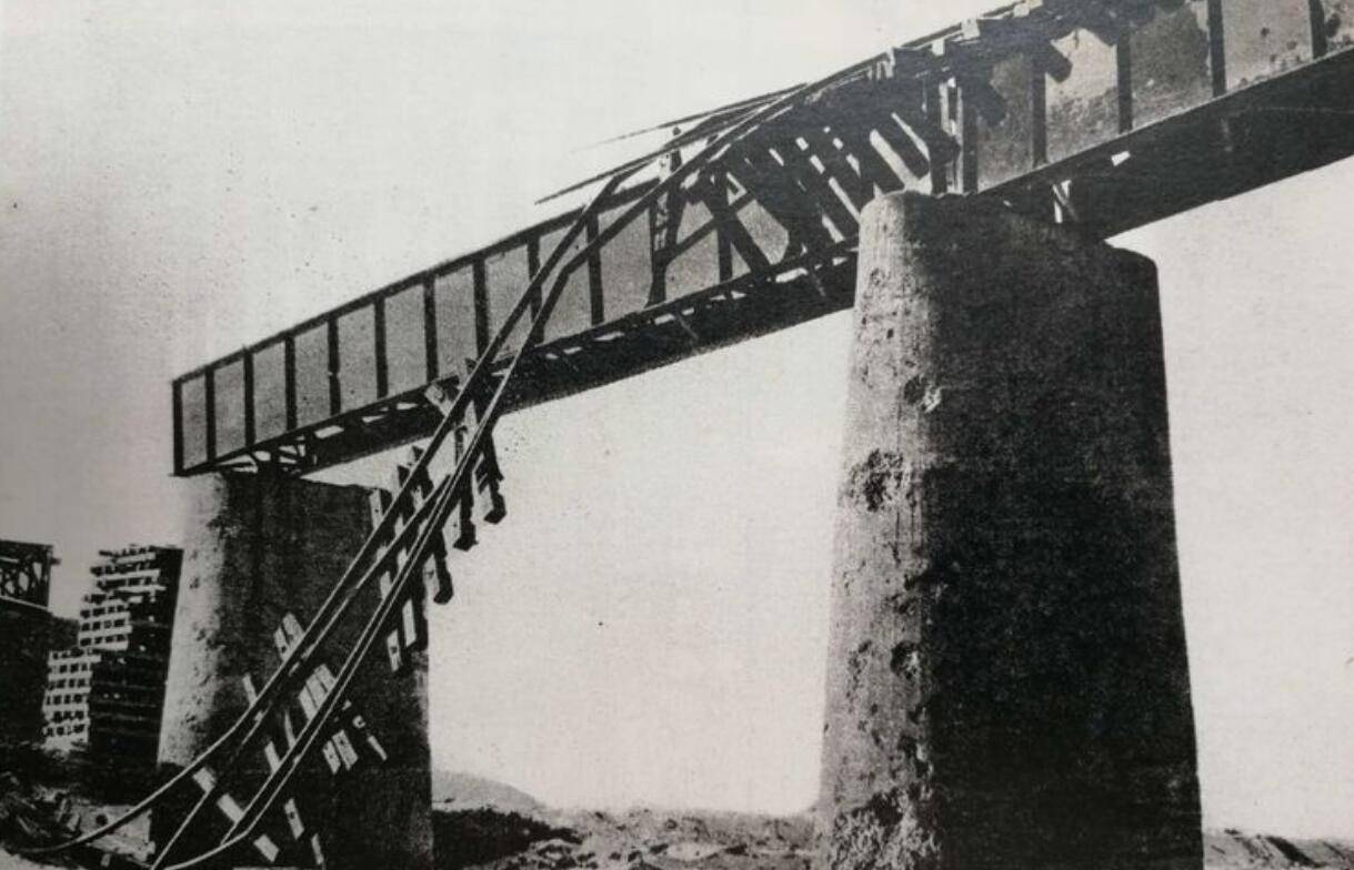 抗美援朝初,麦克阿瑟执意炸鸭绿江大桥,为何美国迟迟不敢下令?