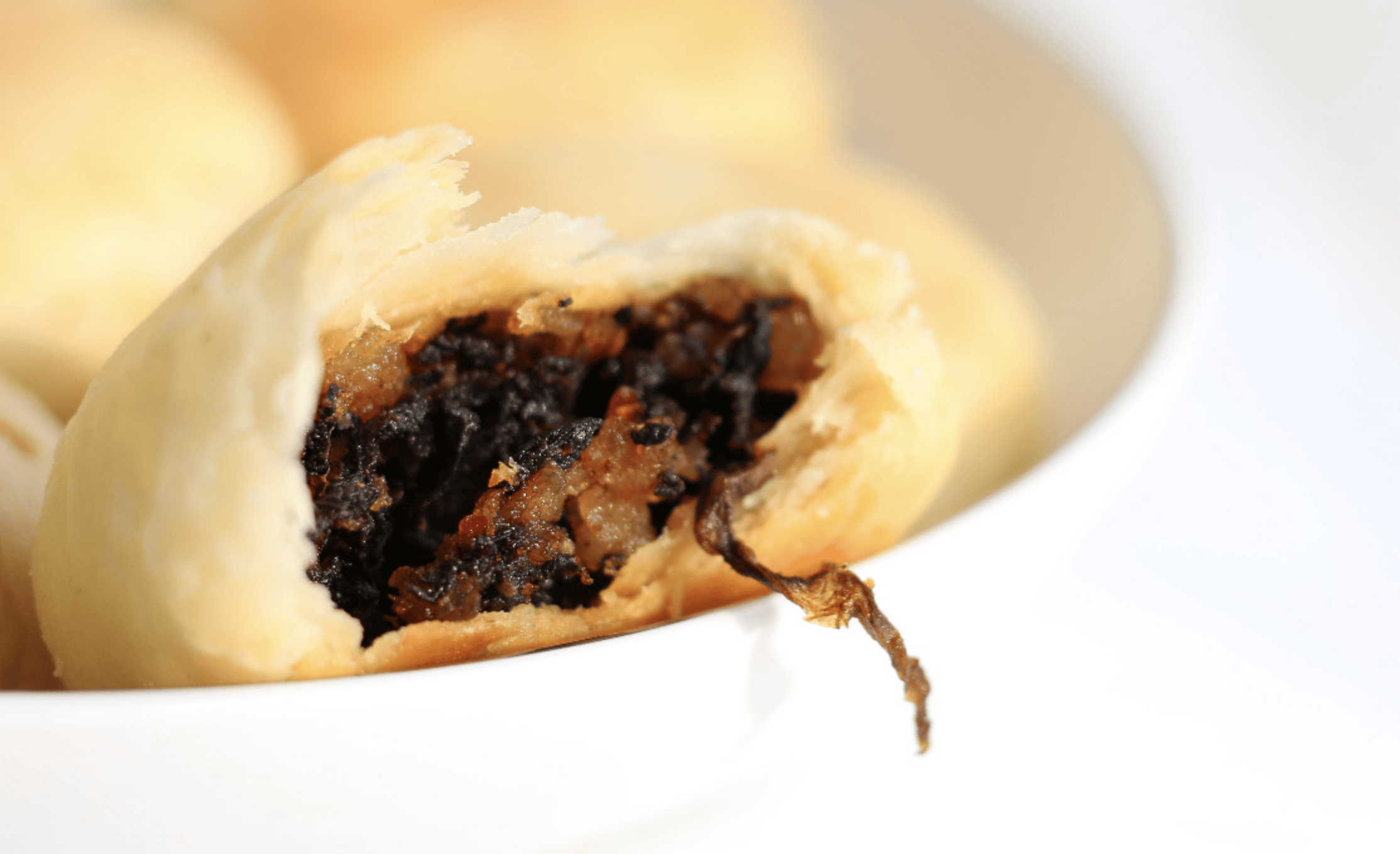 起源于安徽省徽州的徽式月饼,表皮是油酥皮,用上等面粉与素油搅拌加工