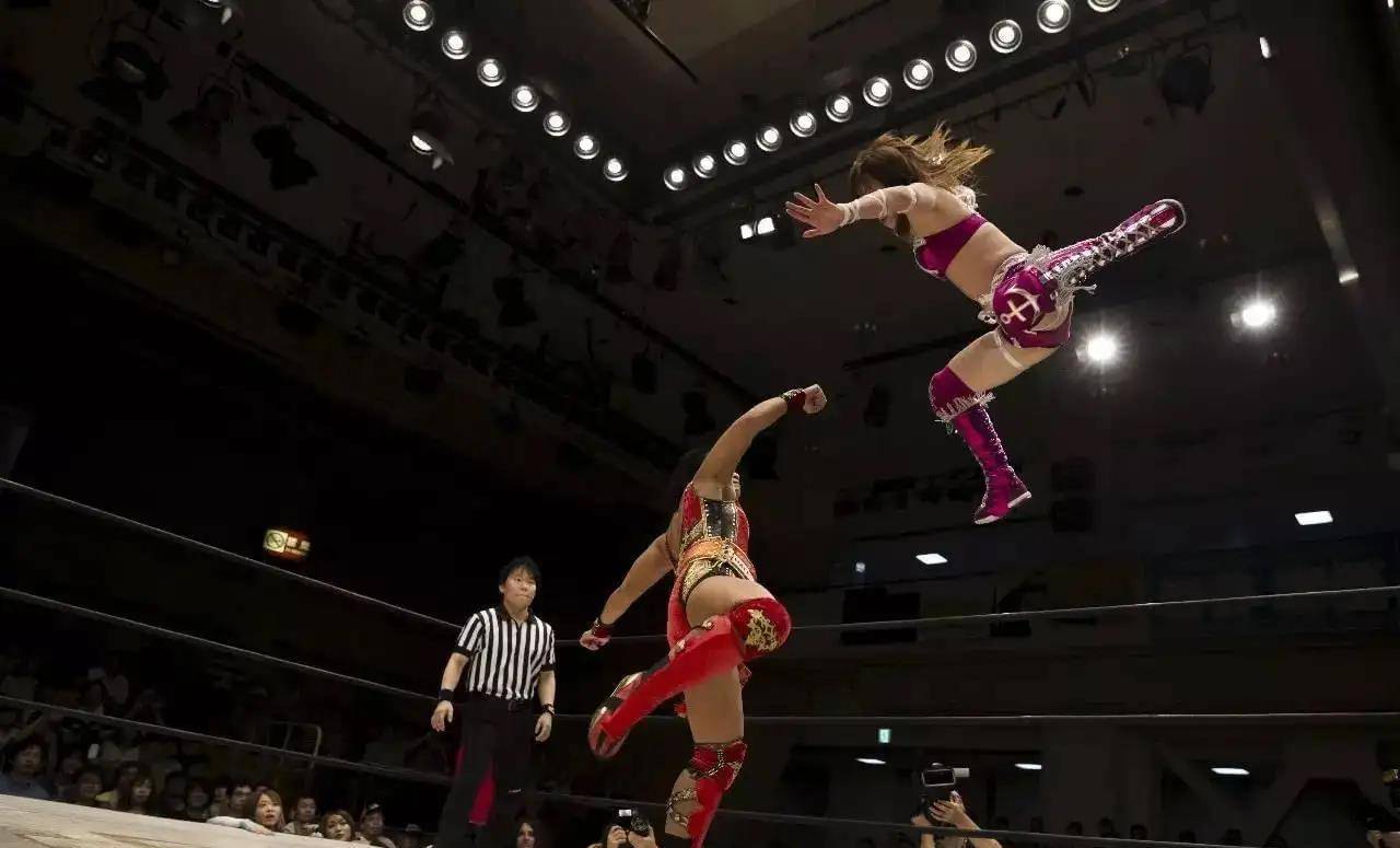 美国职业摔跤比赛wwe:资本家利用你我天性,将暴力当作商品售卖