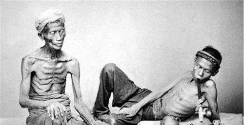 原创晚清鸦片馆的真实场景:男子骨瘦如柴,女子颜值出众,却任人摆布