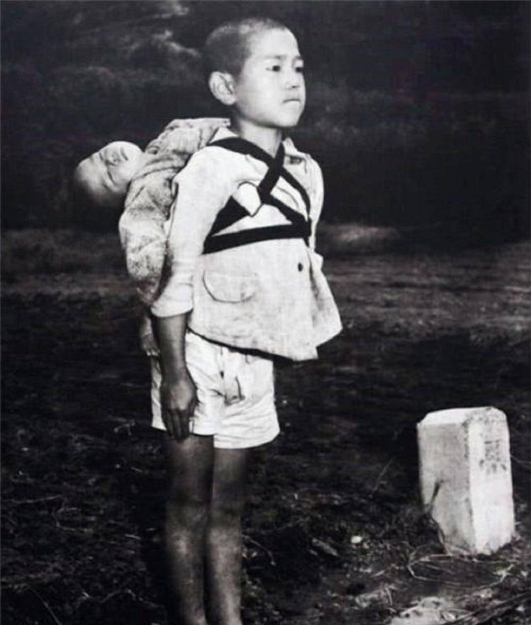 原创小男孩在原子弹爆炸后,背着"亡弟"去火葬场,后来怎样了?