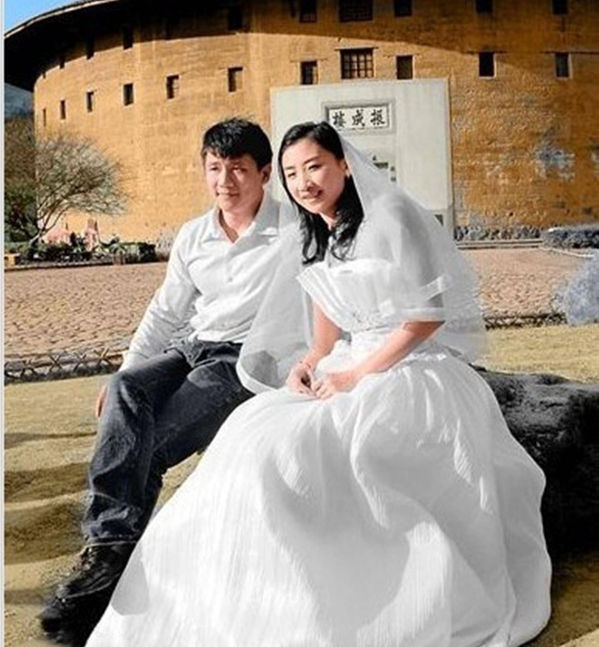 代言人,而何雯娜在这次活动中,居然被安排和奥运冠军陈一冰搭档拍摄