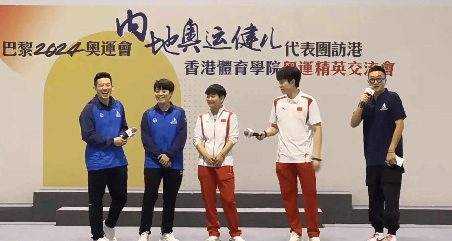 国乒校园行,莎莎大头笑的开心,曼昱学打壁球,小胖拿锅盖打球