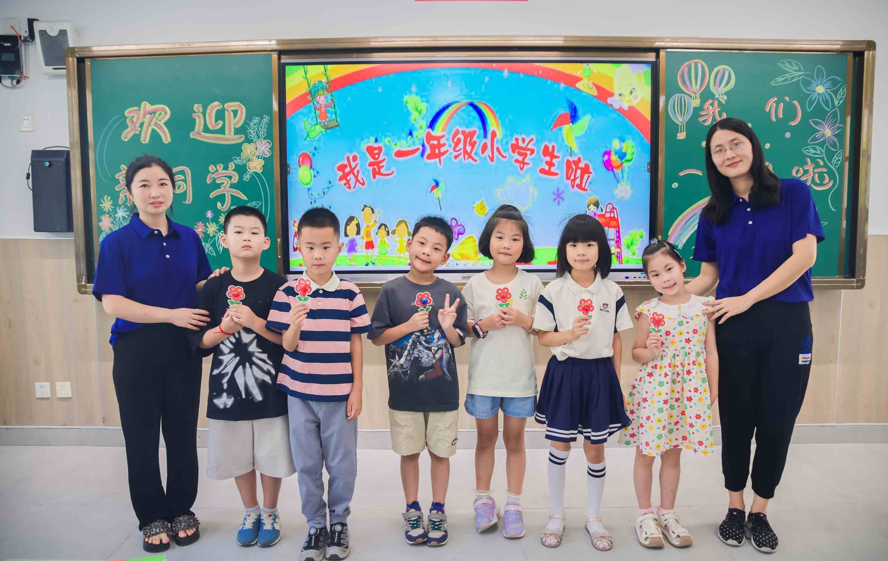 为了迎接新生的到来,学校准备了"新"意满满的欢迎仪式,不仅布置了祝福