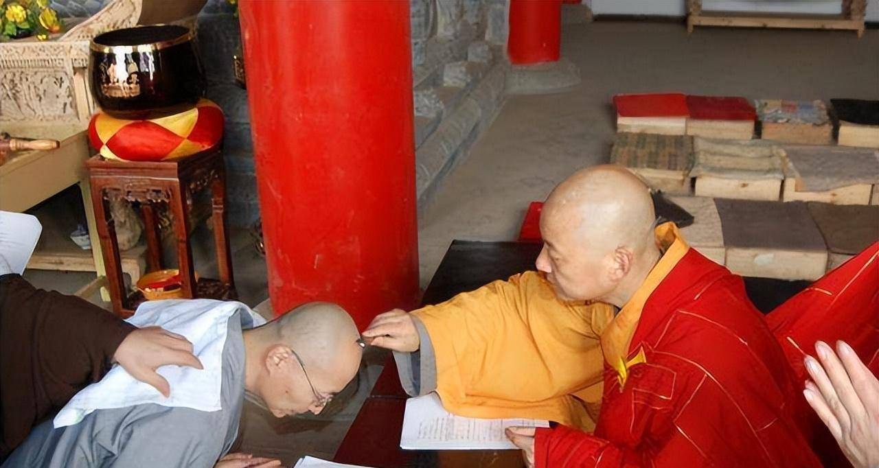 风流女主持:住别墅开奔驰嫁和尚,僧袍里穿黑丝,曾因贪污被捕