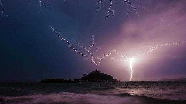 雷劈死人图片