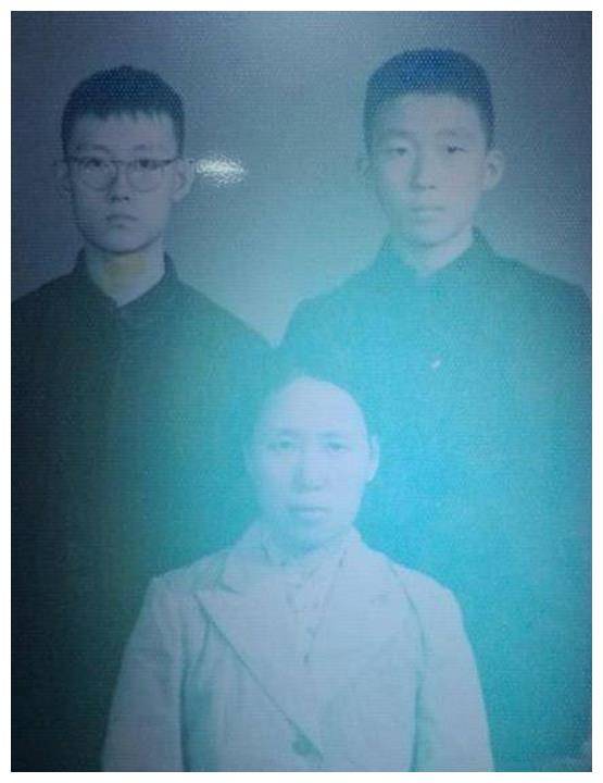 遵义会议上唯一支持博古李德的人,建国后他儿子参观旧址时很尴尬