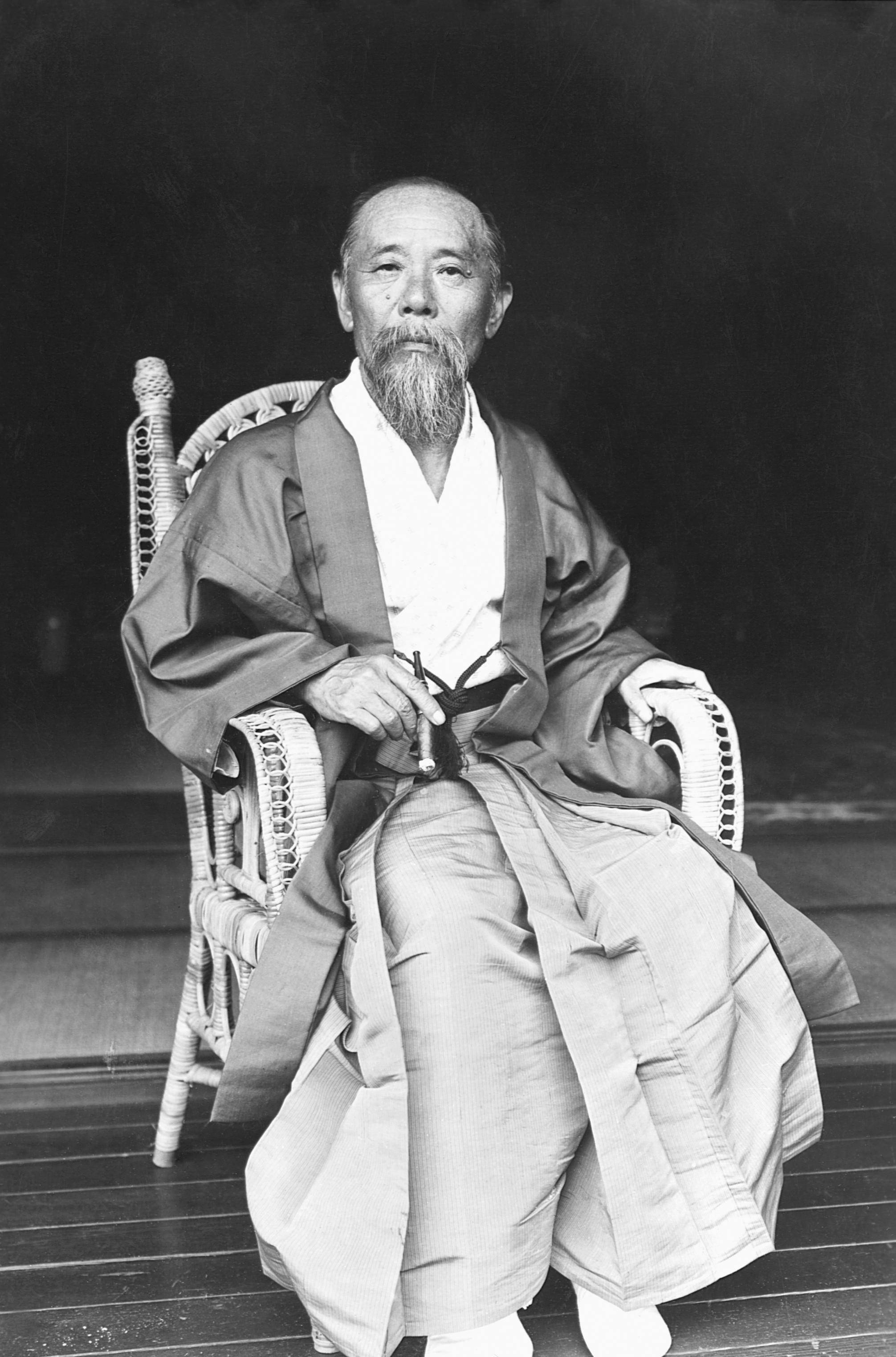 此时又在北京的法华寺等候光绪的召见,再加上康有为曾经和他的关系