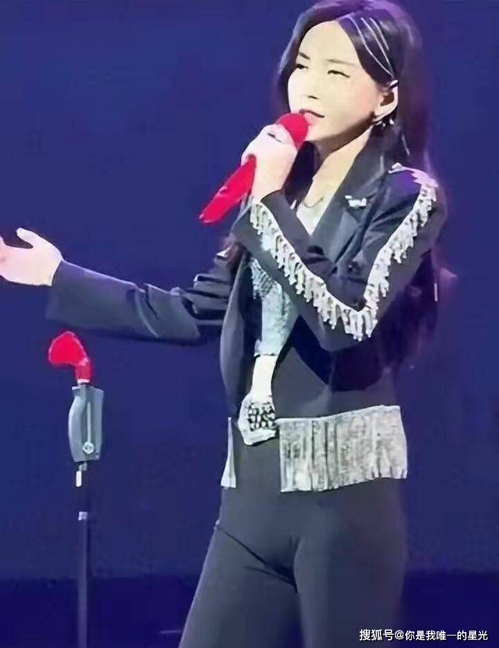 于文文演唱会穿紧身裤,勒痕性感引热议,网友戏称她"大户人家"