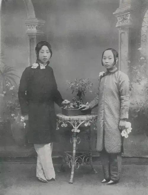 比如,理学家朱熹就曾在主政地区福建漳州强制推行缠足.