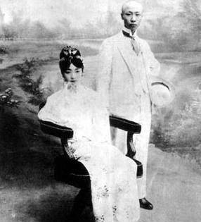 他不仅抢了溥仪的老婆,还让皇后为他生儿子,留学归国后被处决