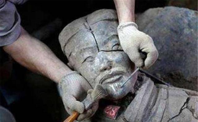秦始皇兵马俑是用活人烧制?一尊裂开的兵马俑,或许可以揭开谜题