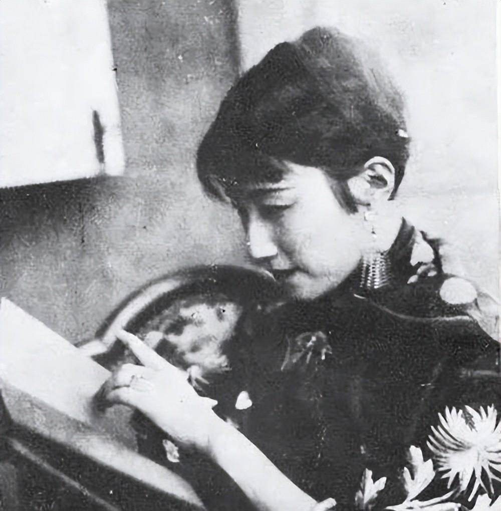 陆小曼曾是北京社交界名媛,光鲜亮丽,丈夫死后,还与翁瑞午纠缠