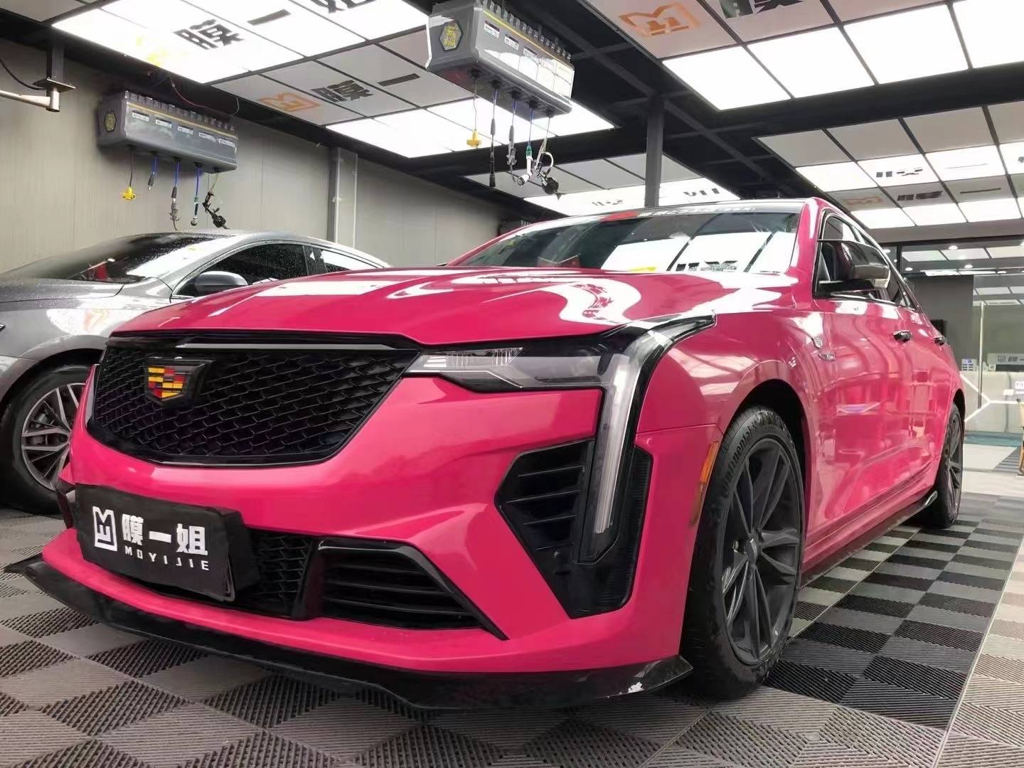 凯迪拉克ct4改色甜菜根紫,温暖红与深邃紫,个性与魅力的融合