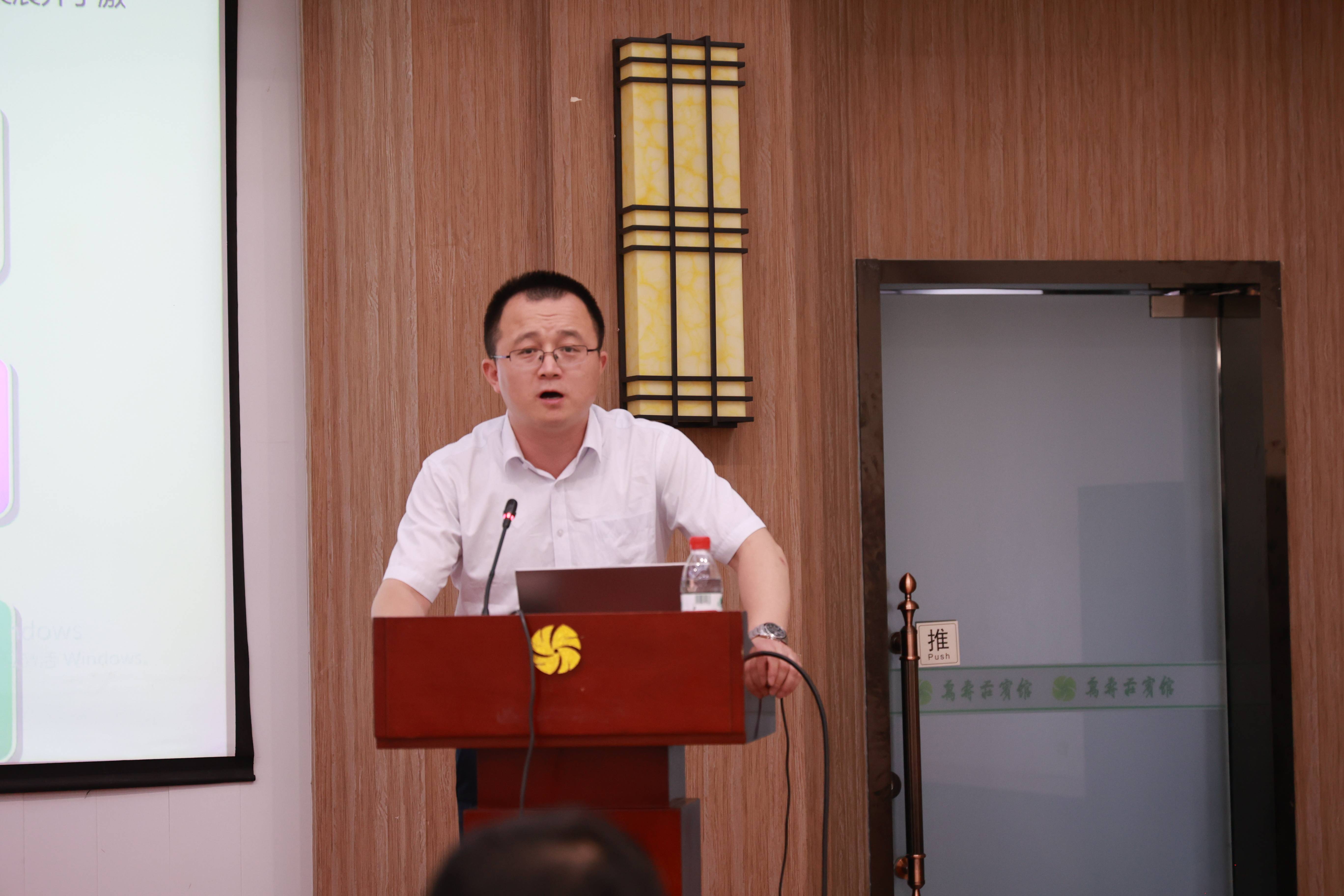 陆峰给科技部人才中心培训班做《发展新兴产业加速产业转型升级》