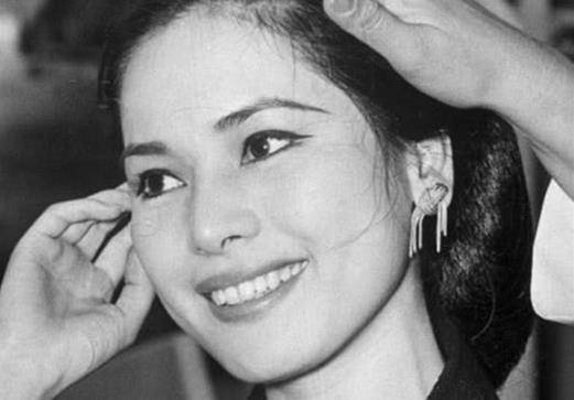 19岁邂逅爱,22岁嫁总统,晚年拍裸照写真,为尽兴而活_苏加诺_黛薇_印尼