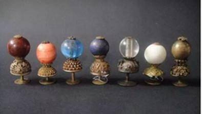 清朝官员帽顶上的那颗小珠子值钱吗?帽子后面的一撮鸟毛是什么?