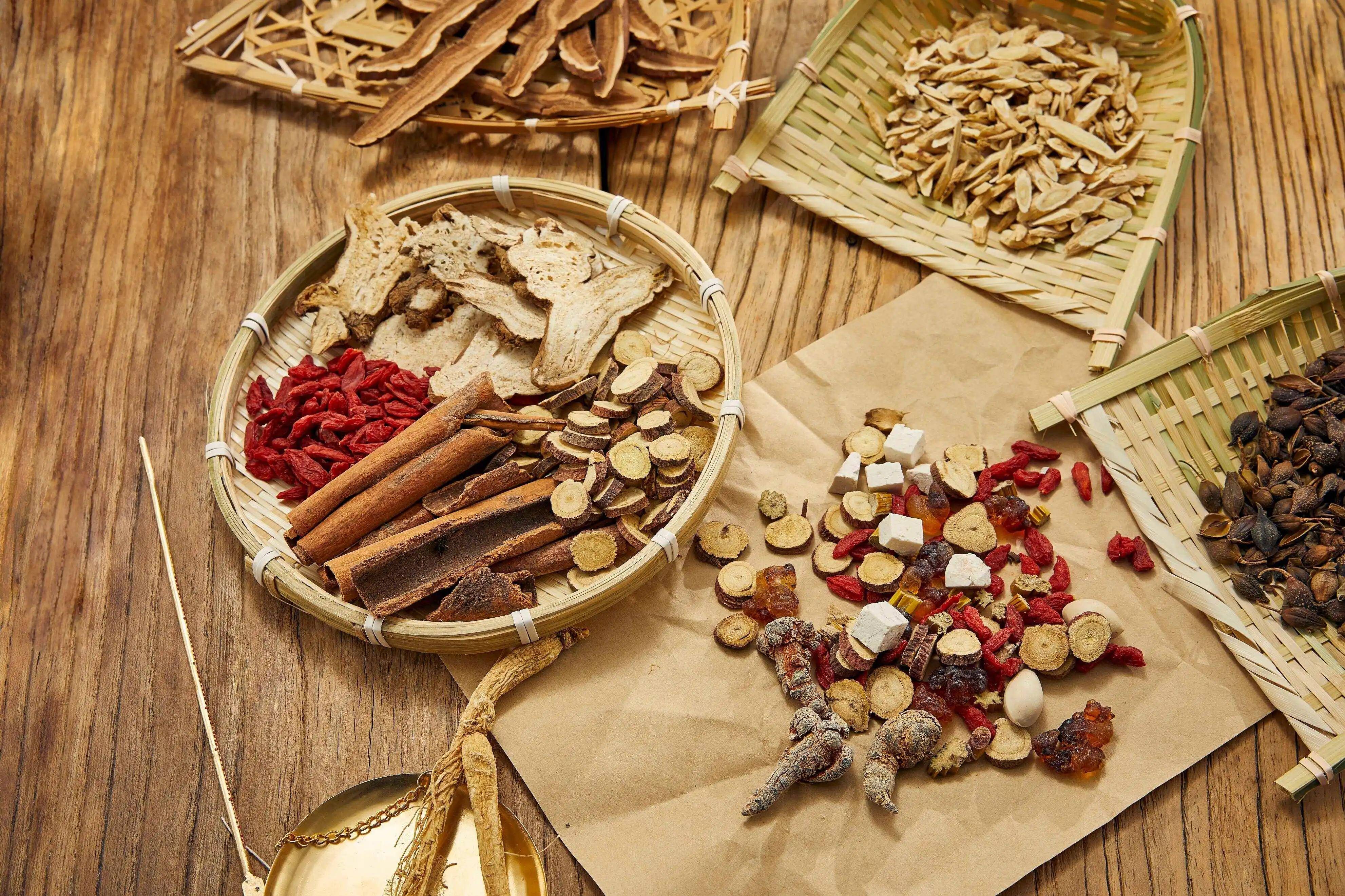 家族中世代行医的传统,不仅让他对中医药学有了深厚的情感认同,更激发