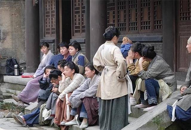 横店20万群演现状:美女泛滥,光棍懒汉遍地,他们到底何去何从?
