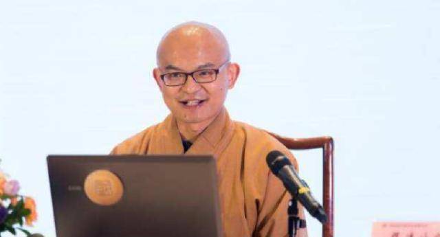 其中,贤启法师曾就读于清华大学核能物理专业,并取得了博士学