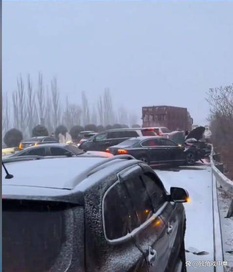 下雪天汽车车祸图片图片