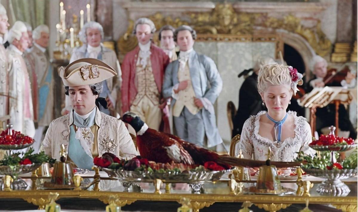 随地如厕,一辈子不洗澡,用手抓东西吃,中世纪的欧洲究竟有多脏