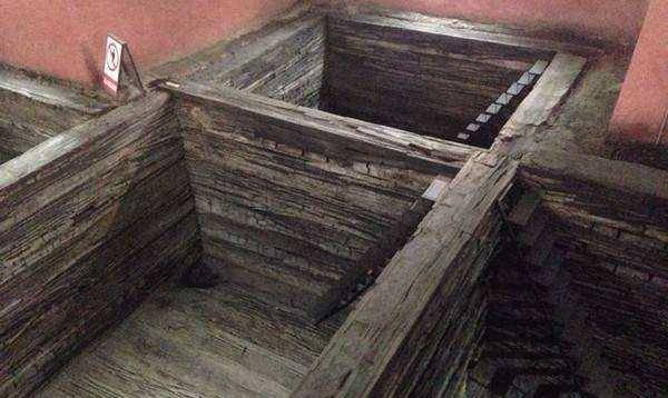 工地炸出2000多年的"水墓",出土21具彩绘陪葬棺,里面躺着21具少女