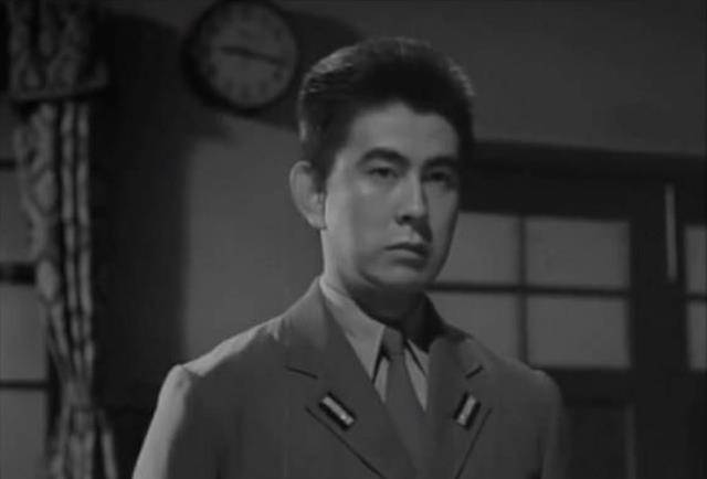 那么,《血疑》里出演完美父亲的宇津井健到底是个怎样传奇的人物.