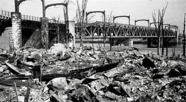 比原子弹还可怕的"李梅烧烤",烧死近50万人,800万人无家可归