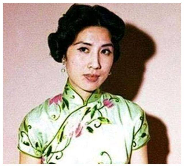 2007年,王玉玲来到孟良崮,站在丈夫张灵甫战死地,拍下一张合影