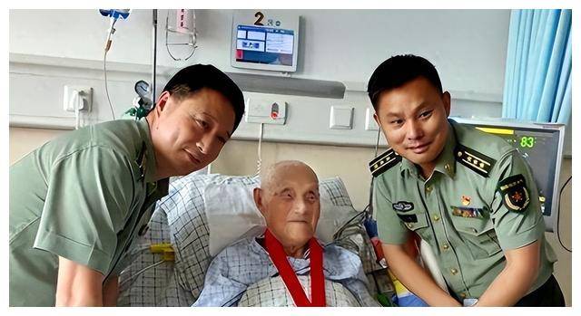 授予张明远大校军衔,而不是将军军衔,可能是为了保持军队内部的平衡