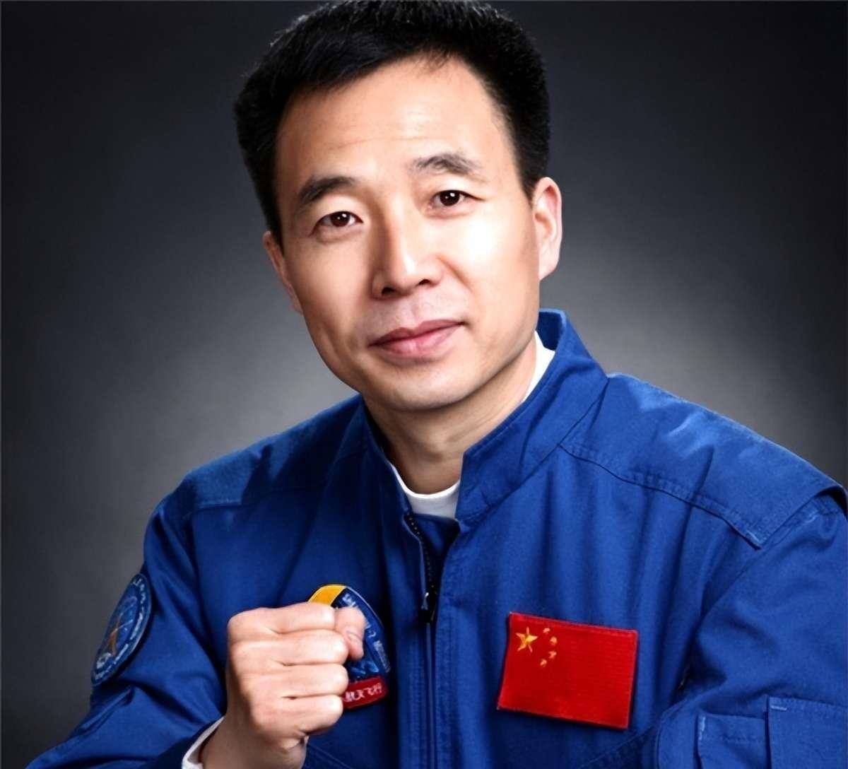 纪实:景海鹏:中国首位三次登上太空的人,妻子子女现在如何?